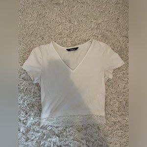 Short sleeve shirt with lace on the bottom